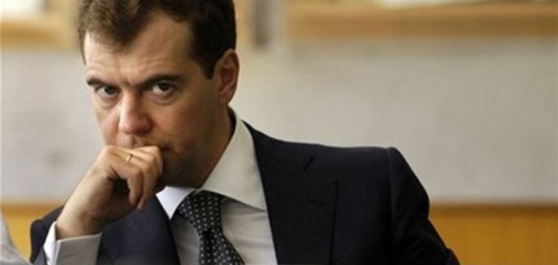 Медведев разрешил увольнять хронически больных госчиновников