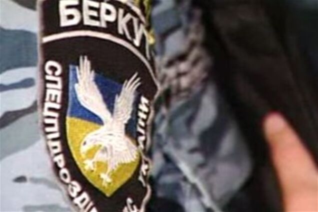 'Беркут' сломал свой автобус об лежащего на дороге депутата