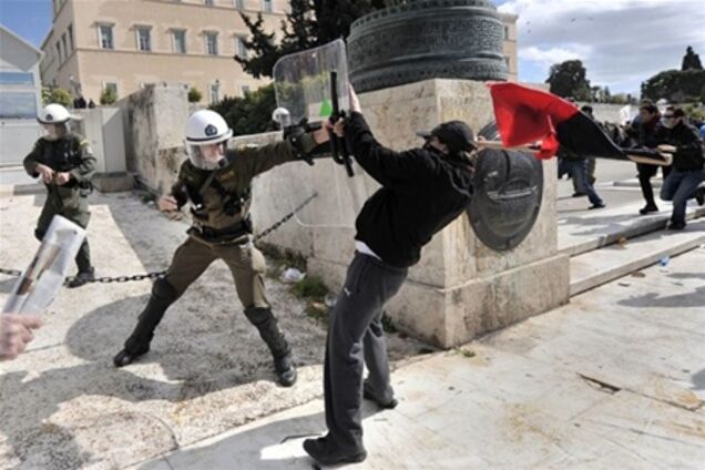 В Греции протестующие подожгли банк