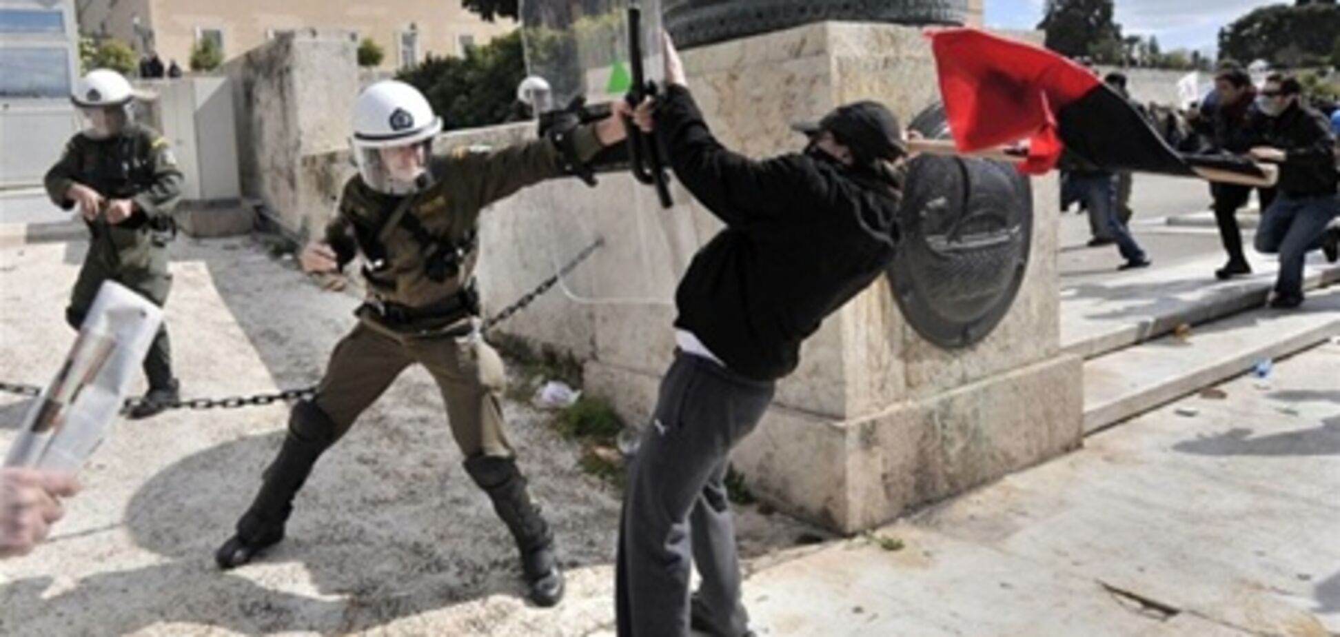 В Греции протестующие подожгли банк