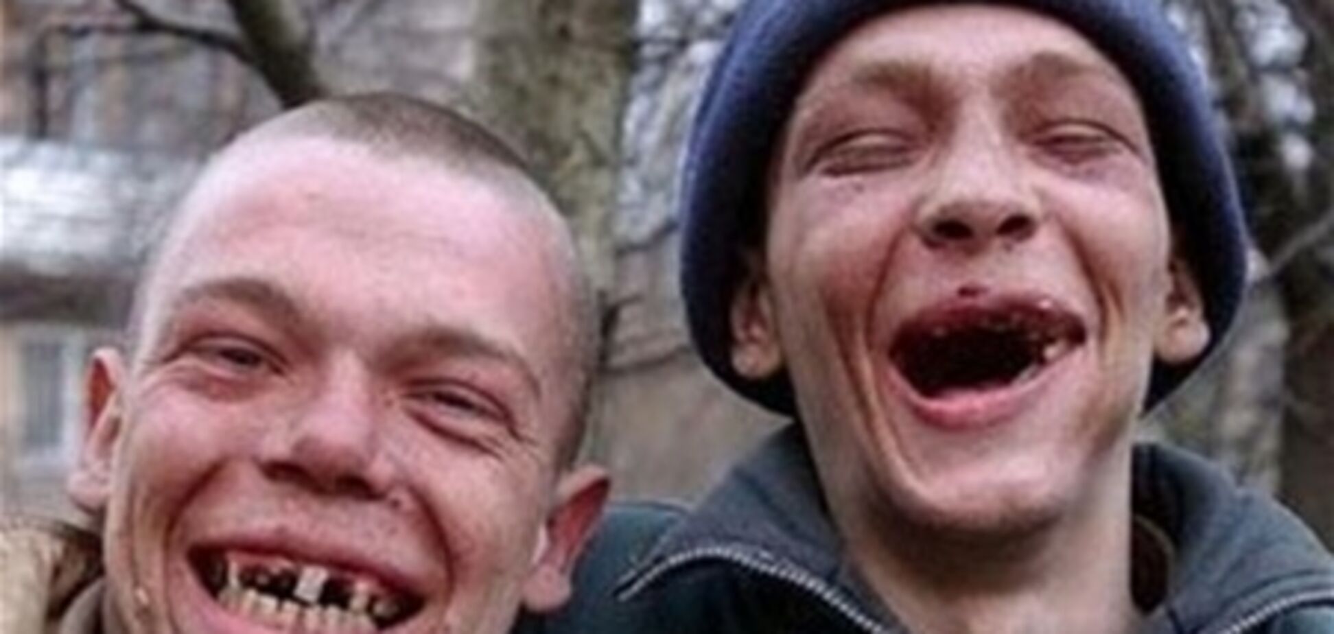 Мэр Мариуполя приказал подстричь, побрить и вымыть всех бомжей