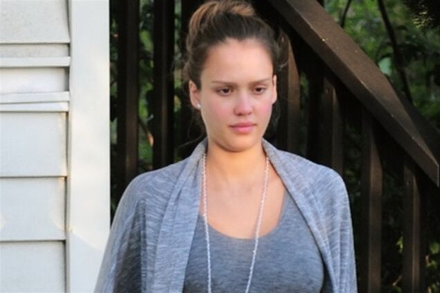 Оплывшая Джессика Альба без грамма косметики