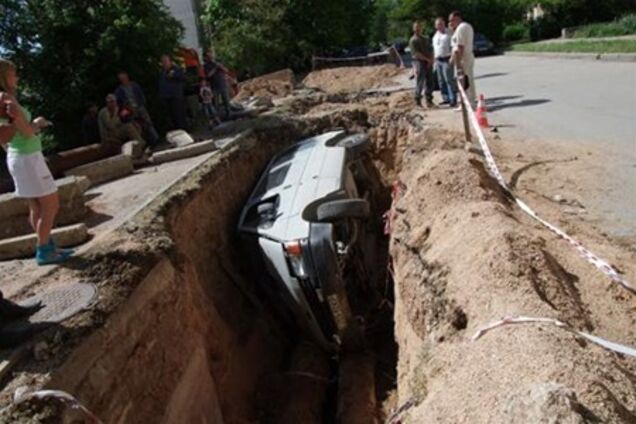 ДТП в Крыму: автобус с пассажирами провалился в котлован. Фото