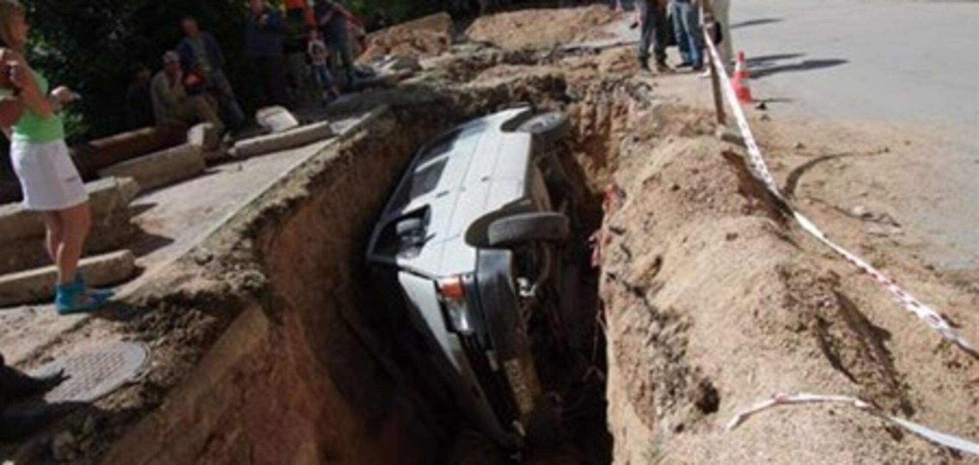 ДТП в Крыму: автобус с пассажирами провалился в котлован. Фото