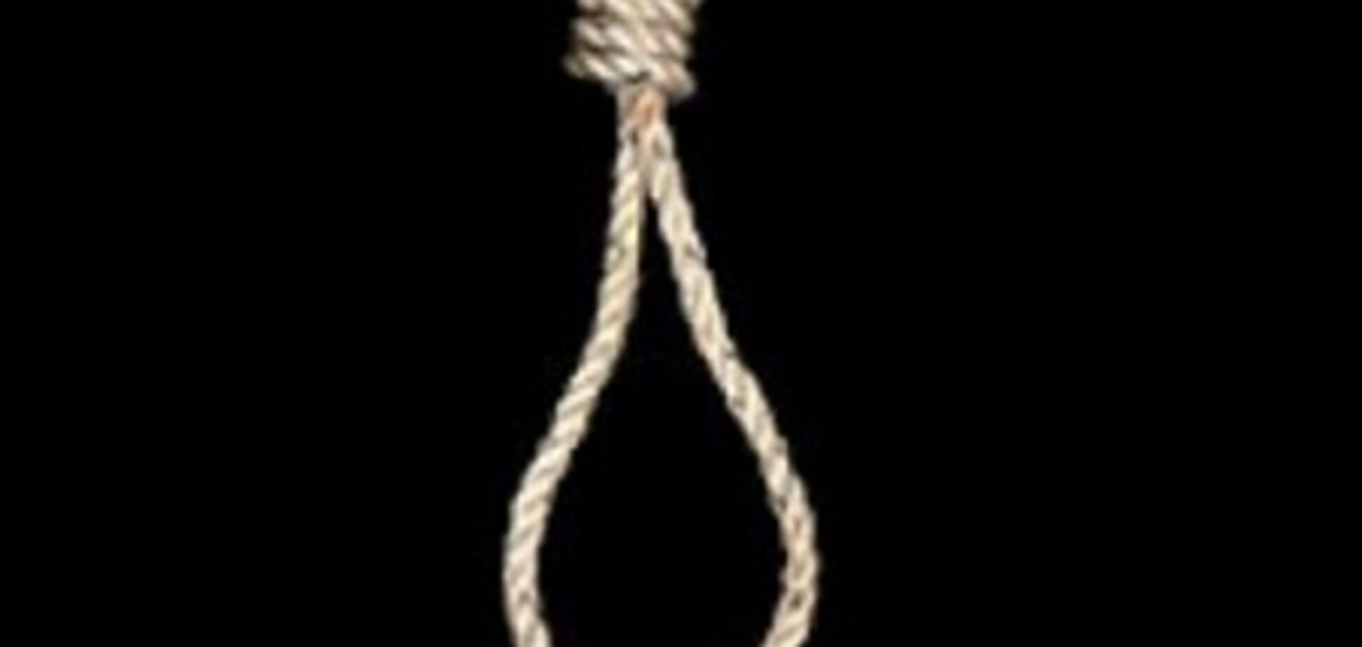 Киевский священник повесился на шнурках кроссовок у входа в храм