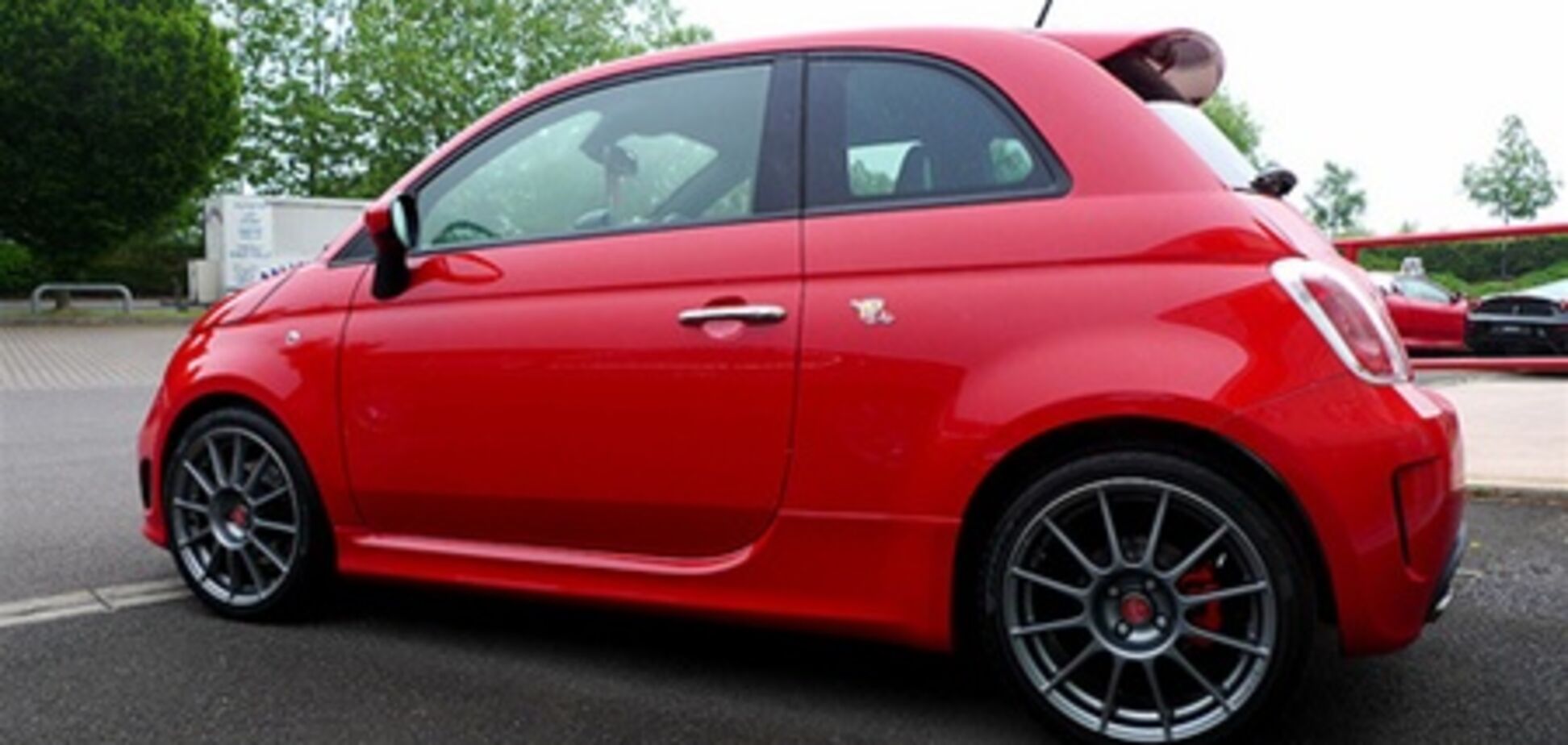 Fiat и Ferrari представили самый дорогой автомобиль городского класса