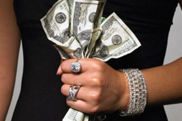 За место на кладбище чиновница получила 15 тыс. гривен