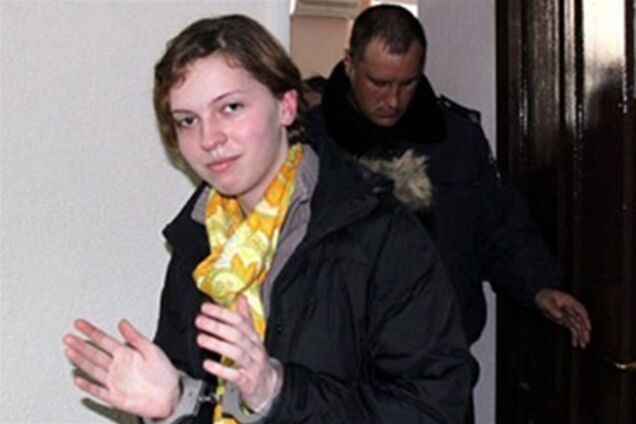 Студентку, жарившую яичницу на Вечном огне, выпустили под подписку о невыезде