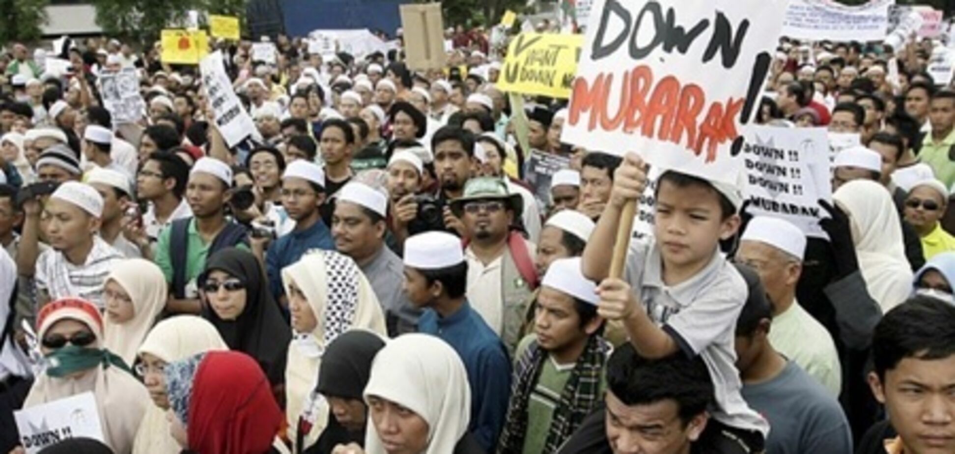 Египетские демонстранты пытались избить журналистку