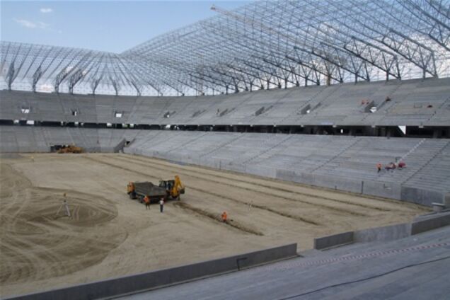 На стадионе во Львове устанавливают перила на трибунах и накрывают крышу. 