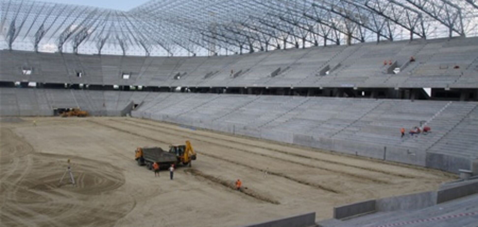 На стадионе во Львове устанавливают перила на трибунах и накрывают крышу. 
