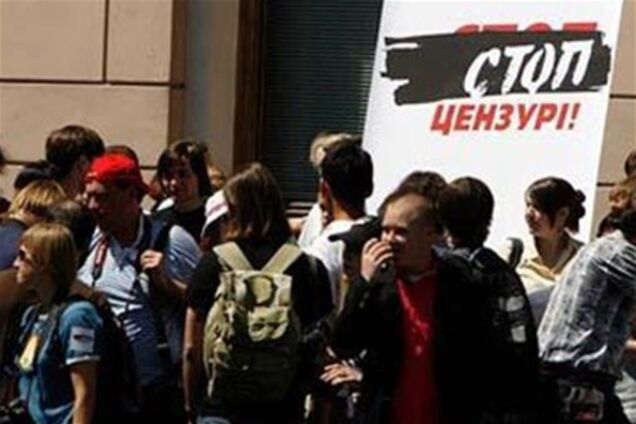 Близько шістдесяти журналістів зібрались під стінами 'Межигір'я'