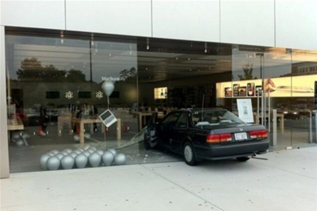 В США водитель на Honda Accord запарковался в магазине Apple
