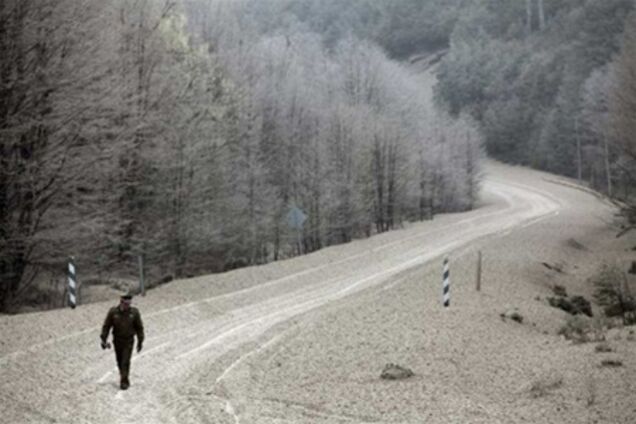 В Чили из-за извержения вулкана дороги покрылись толстым слоем пепла