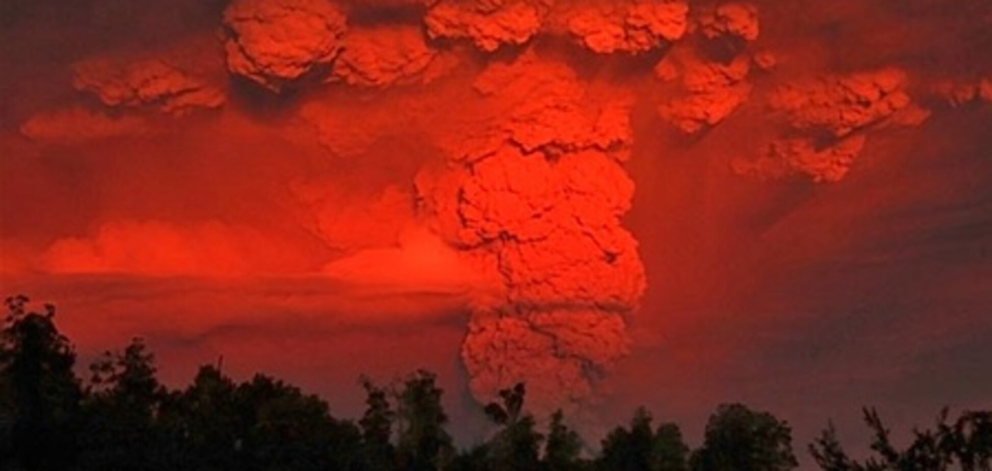 Вулкан Пуйеуэ засыпал Чили и Аргентину толстым слоем пепла