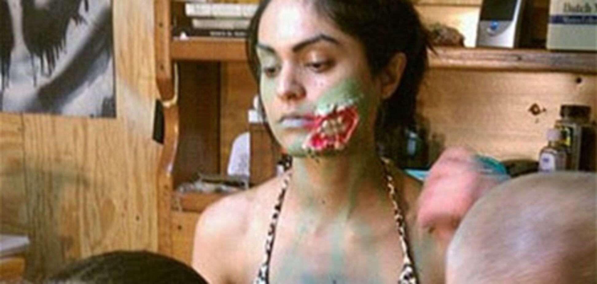 Американец сообщил в полицию, что возле его дома обнаружены зомби в бикини