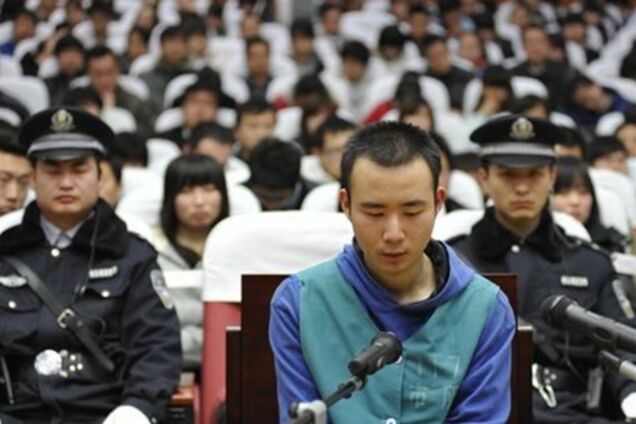 У Китаї страчено піаніст, який добив ножем збиту велосипедистку 