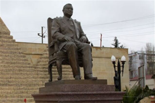 В Баку снесли памятник Хосни Мубараку