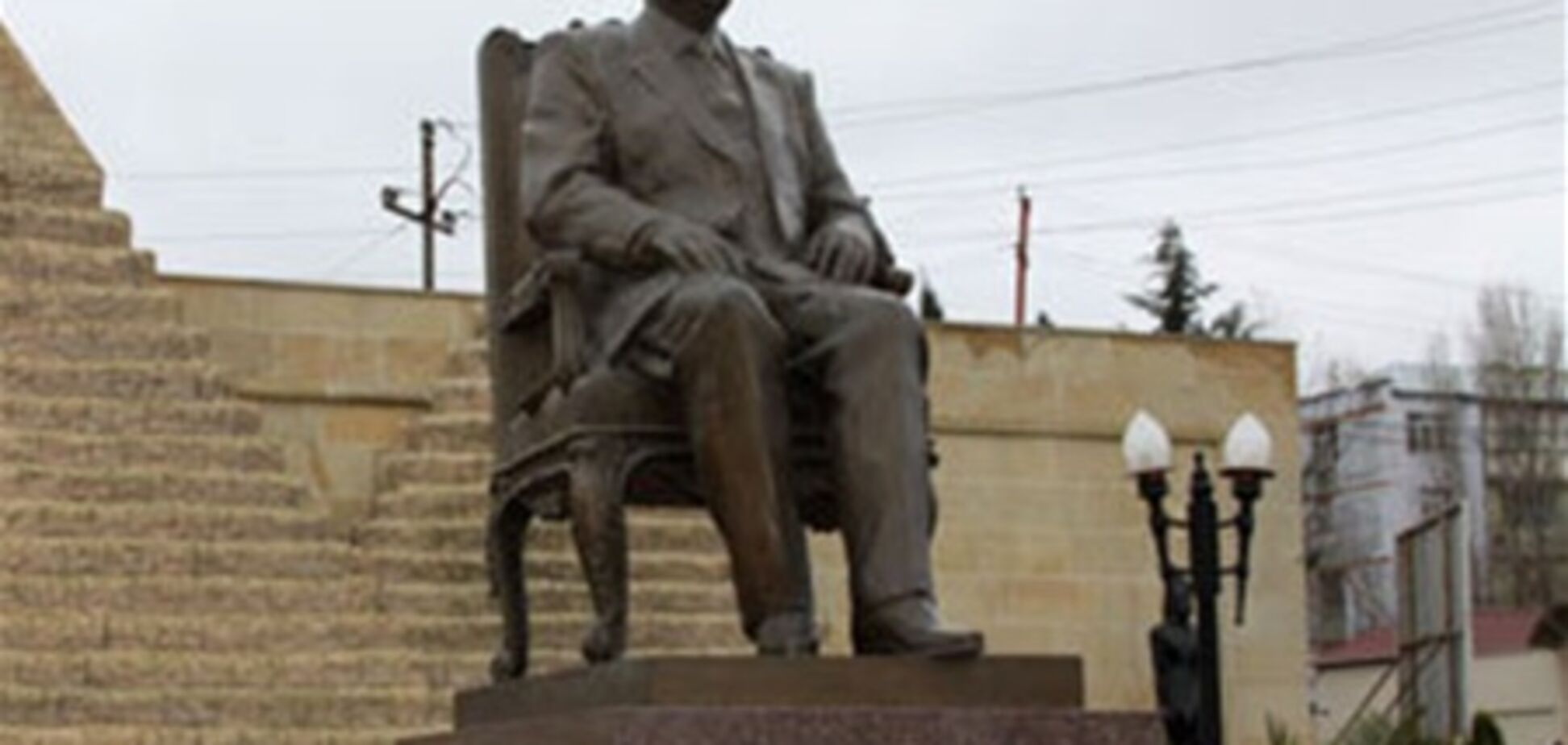 В Баку снесли памятник Хосни Мубараку