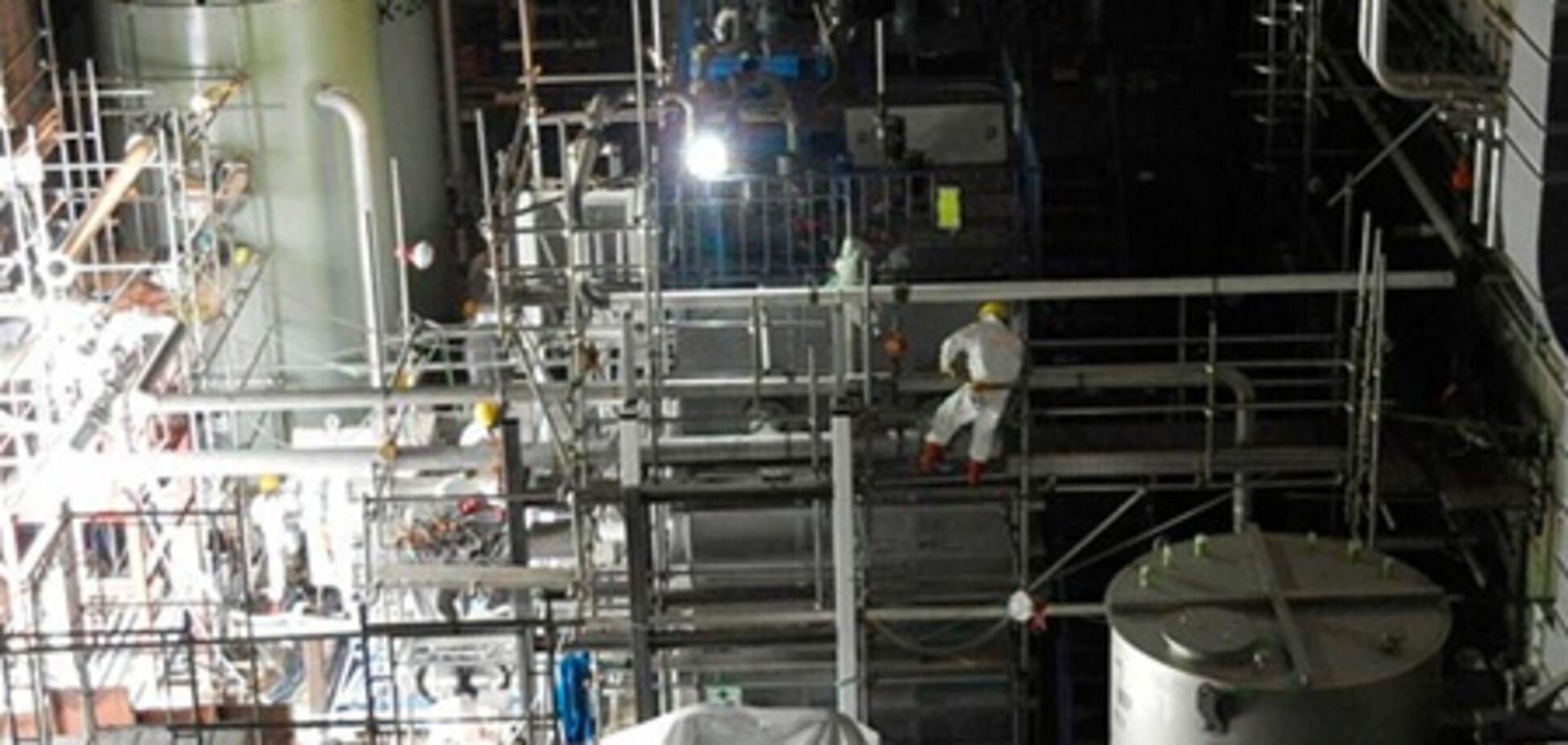 На двух реакторах 'Фукусимы' возникла угроза взрыва водорода