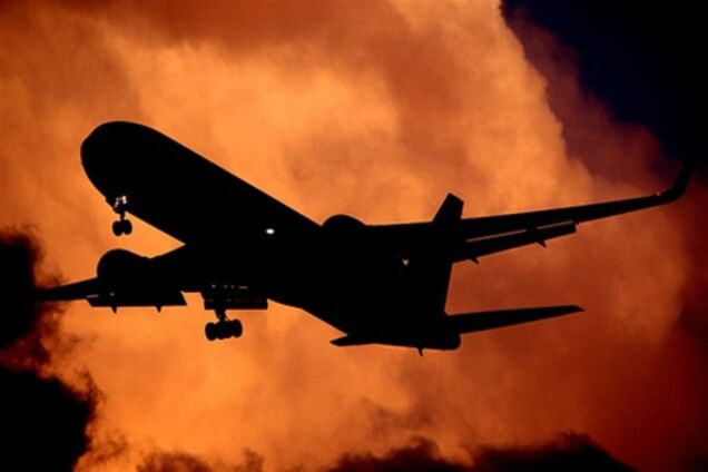 У 'Боїнга' з 200 пасажирами у повітрі загорівся двигун