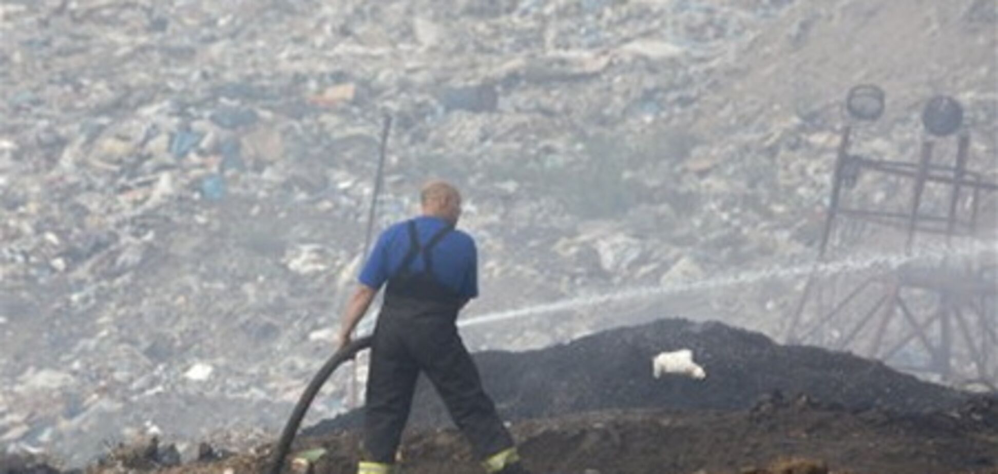 Харківщина. Вже кілька діб не можуть загасити пожежу на сміттєзвалищі