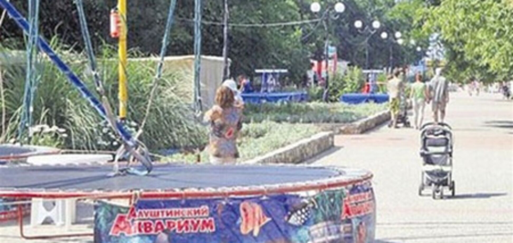 Кримський депутат бив хлопця совком по обличчю?