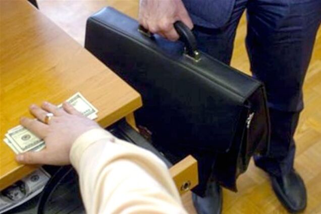 Вступив в силу закон, який забороняє чиновникам приймати подарунки