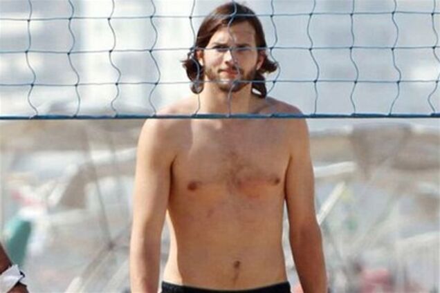 Эштон Катчер развлекается на пляже