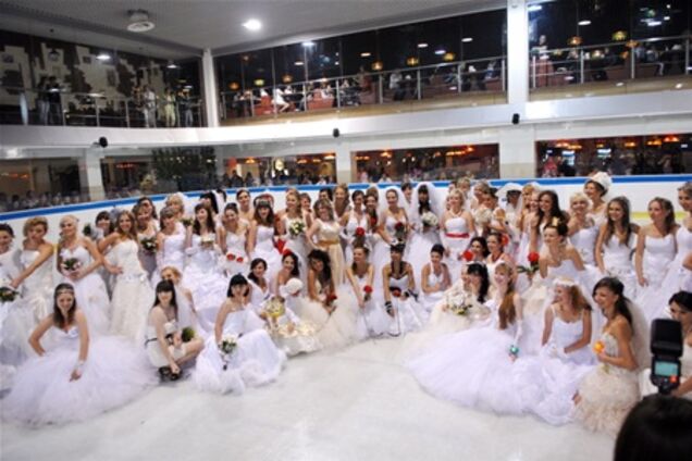 Парад наречених в Тернополі назвали 'лесбійським' весіллям