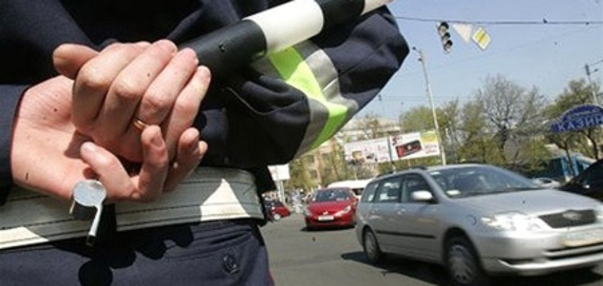 В Запорожье гаишник сбил девушку на пешеходном переходе