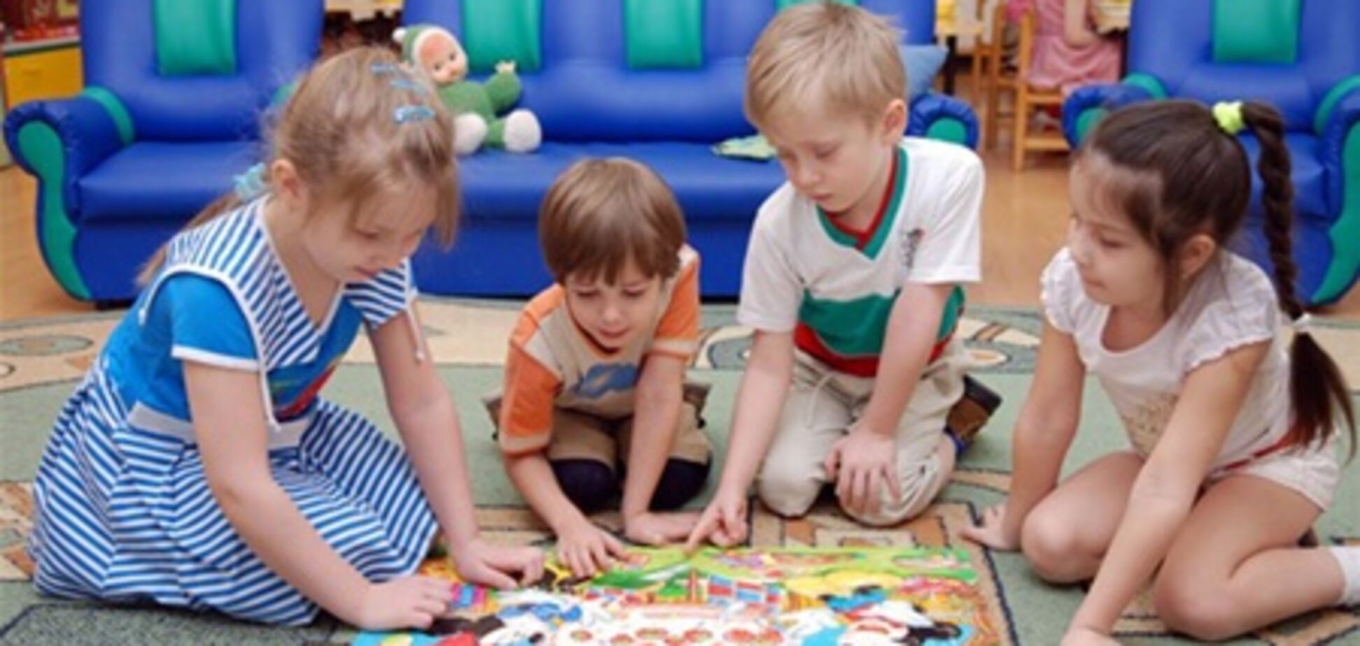 Вихователька дитсадка заклеювала дітям роти і очі скотчем