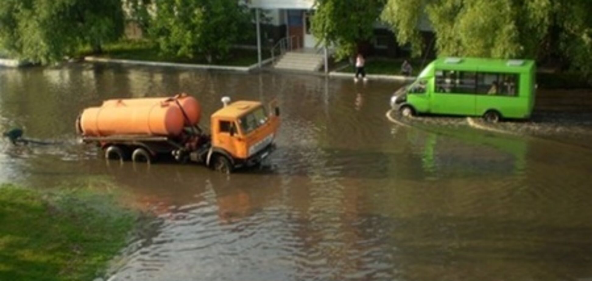 Сильні зливи влаштували в Луганську Армагеддон. Фото, відео