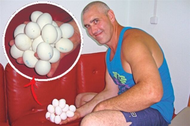 Сторож побил рекорд по удержанию яиц в одной руке