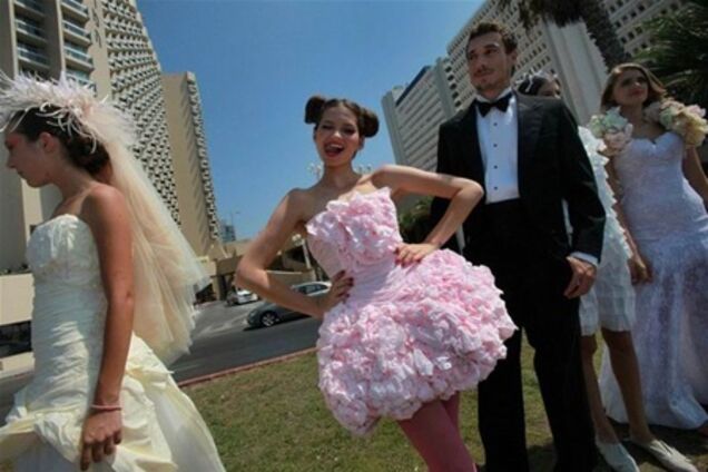 Американцы выбрали лучшее свадебное платье из туалетной бумаги