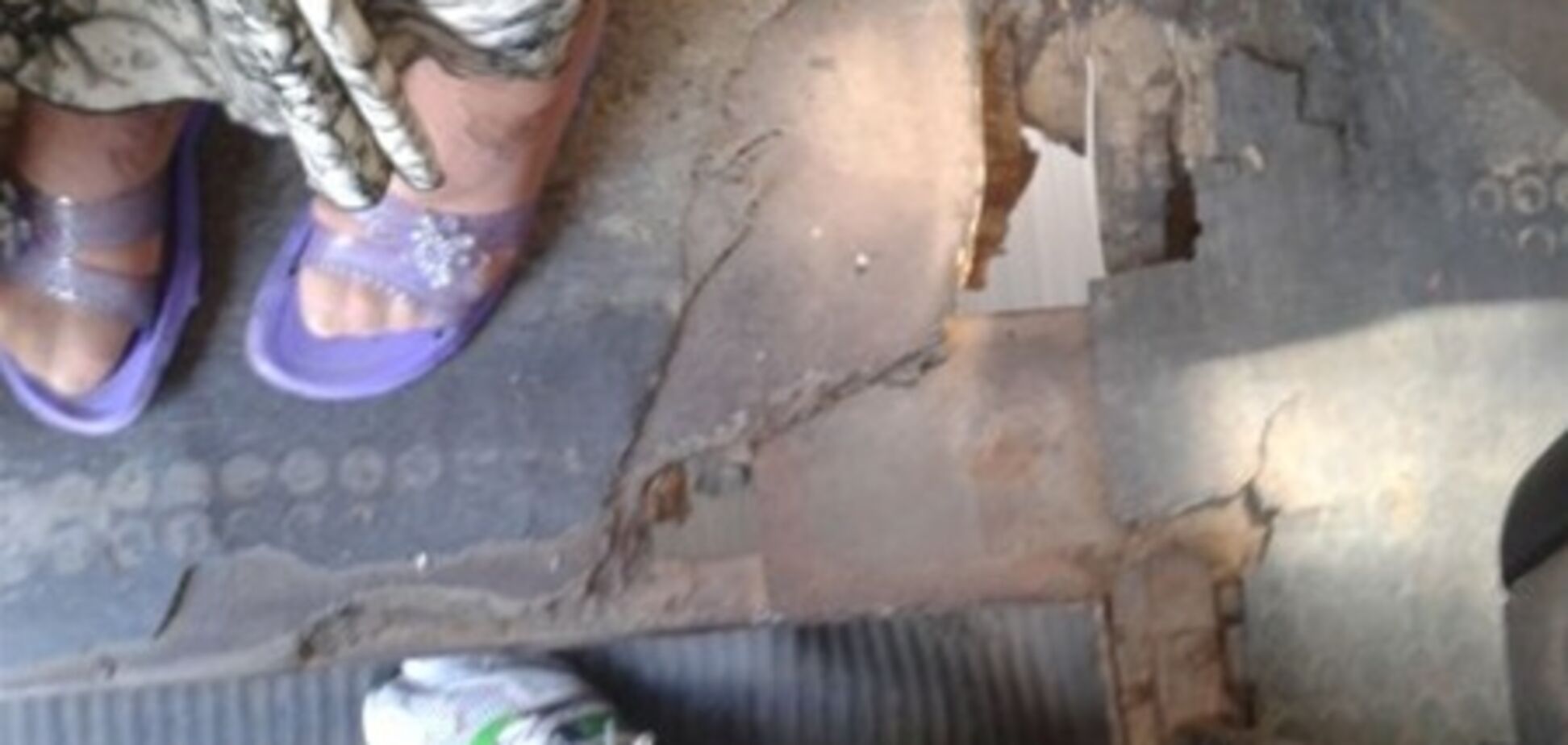 У Запоріжжі в переповненій маршрутці відвалилося днище. Фото, відео