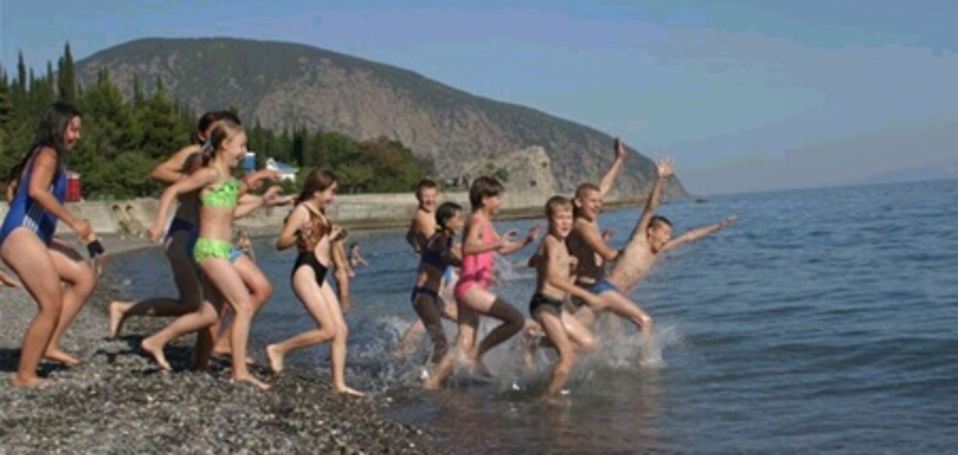 В крымском лагере отравились 80 детей из России