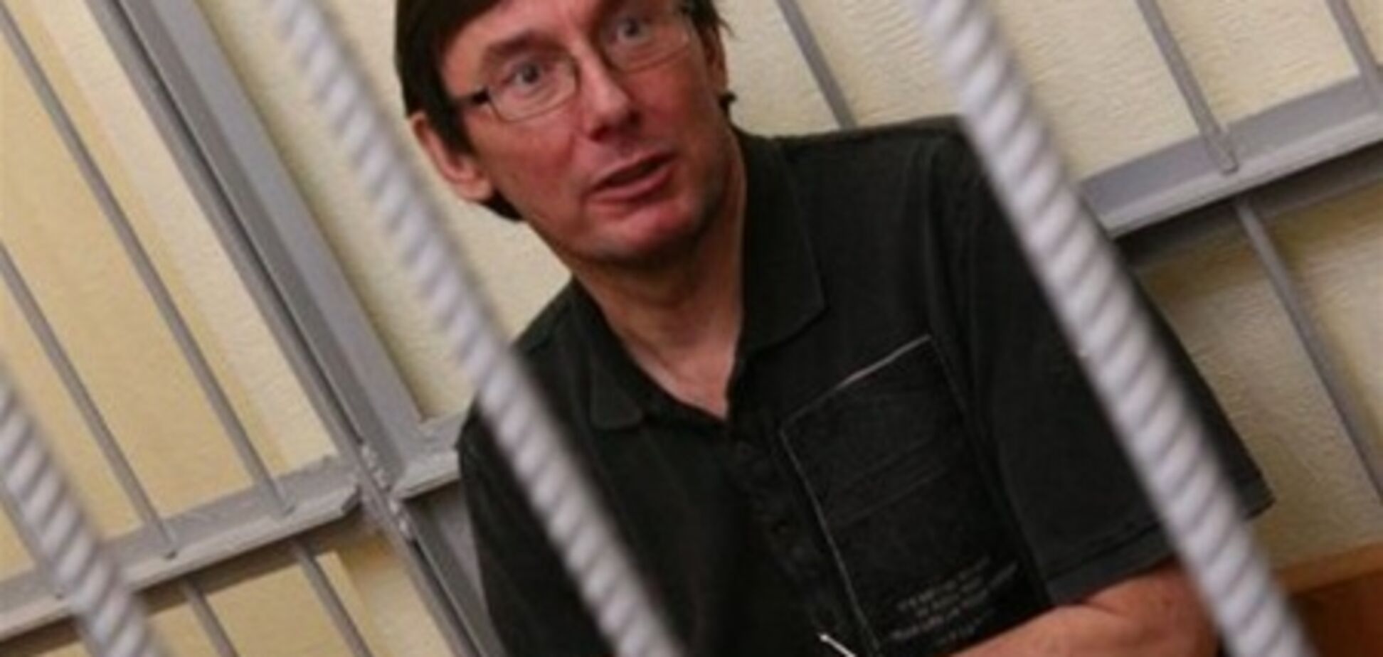 Луценко: Янукович мстит за неубедительную победу на выборах Президента