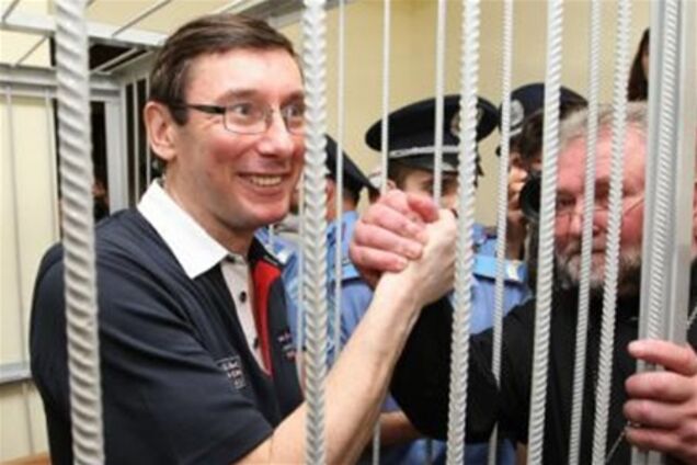 Прокурор начал зачитывать обвинение по делу Луценко