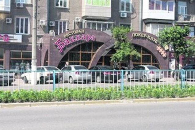 Официанты водят к столу, за которым Ландик бил Машу