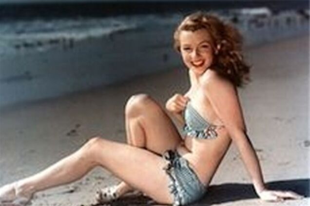 В центре Чикаго появились гигантские ноги Мэрилин Монро