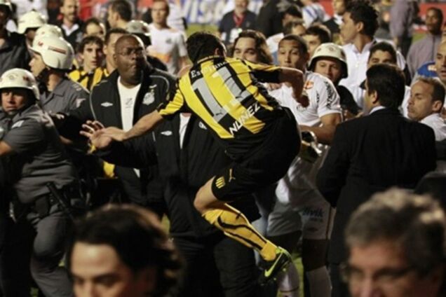 Жестокая драка на футболе. Фото