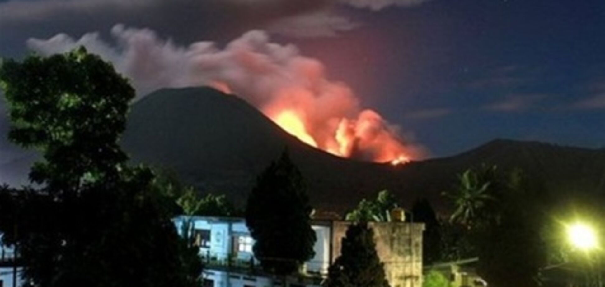 На индонезийском острове Сулавеси произошло мощное извержение вулкана. ФОТО