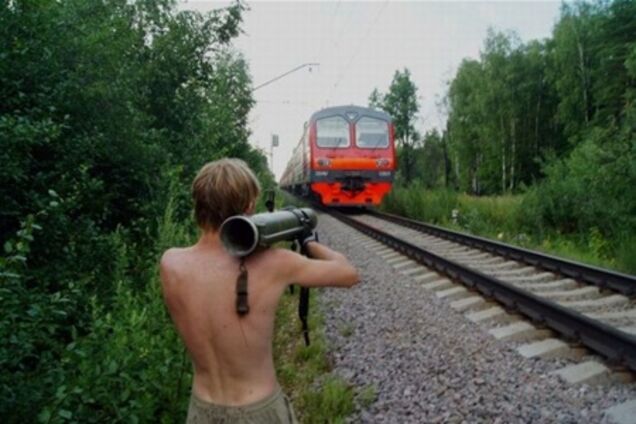 В России парень вышел против пассажирского поезда с базукой. Фото