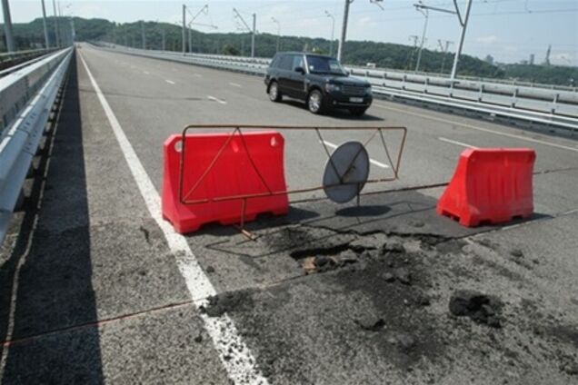 На мосту Кирпы поставили временные деформационные швы