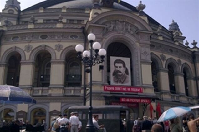 Центр Киева украсили  портретом Сталина