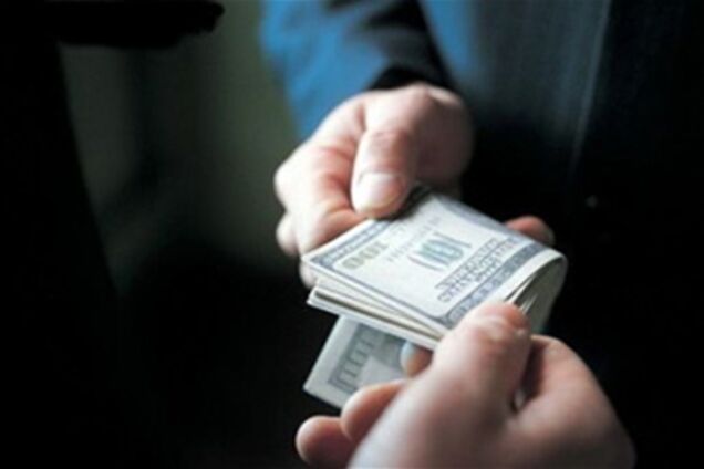 Чиновник-хабарник вимагає повернути йому мільйон євро