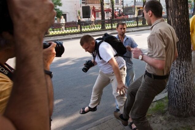 Сотрудника грузинского посольства, напавшего на активистку FEMEN, уволили