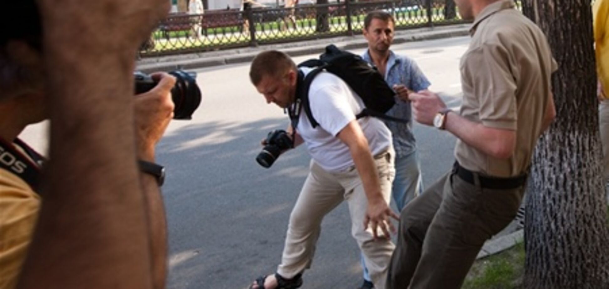 Сотрудника грузинского посольства, напавшего на активистку FEMEN, уволили