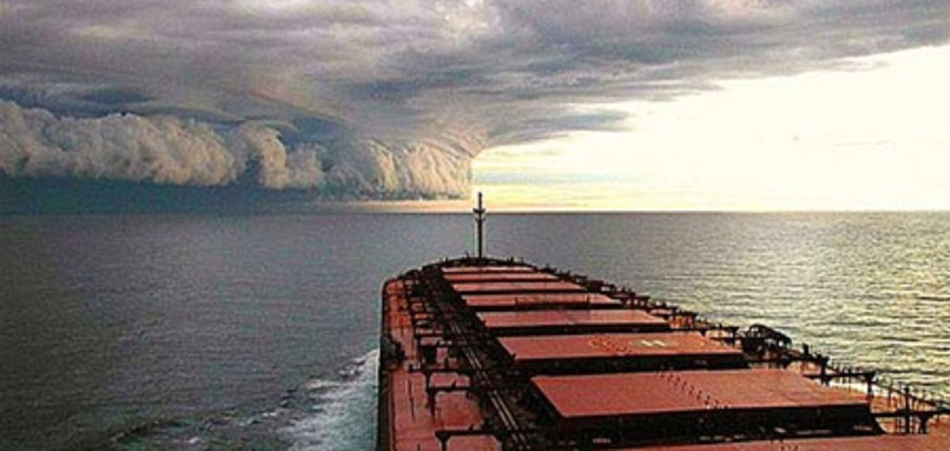 На південь Японії підійшов потужний тайфун, скасовано сотні авіарейсів